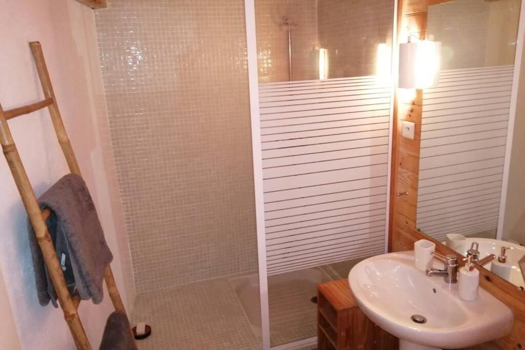 Appartement 22 M2, Terrasse Vue Montagne, Dans Propriete Face Au Du Salagou *